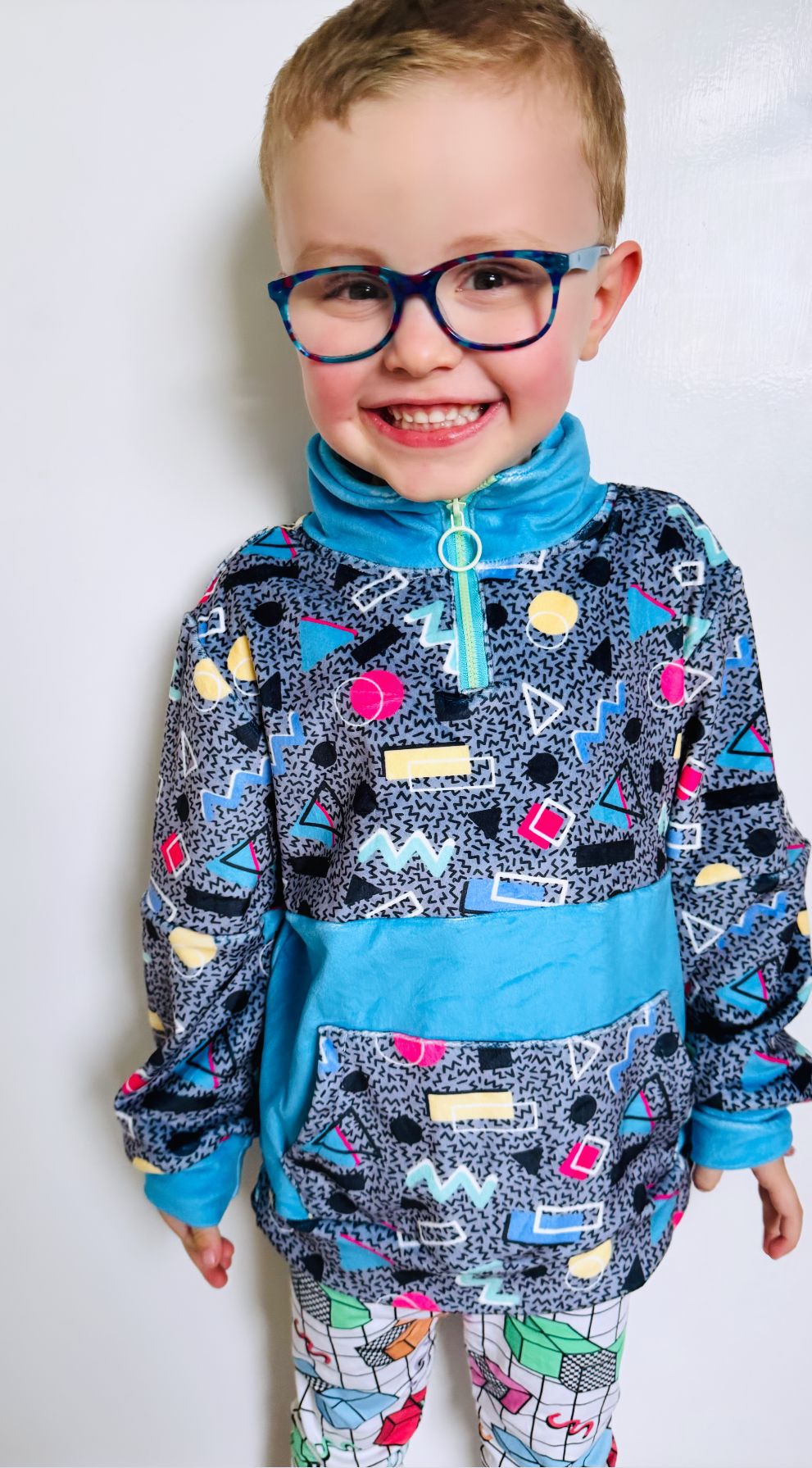 Retro Grey 80s Fleece Hoodie for Kids – Colorful Geometric Print Pullover