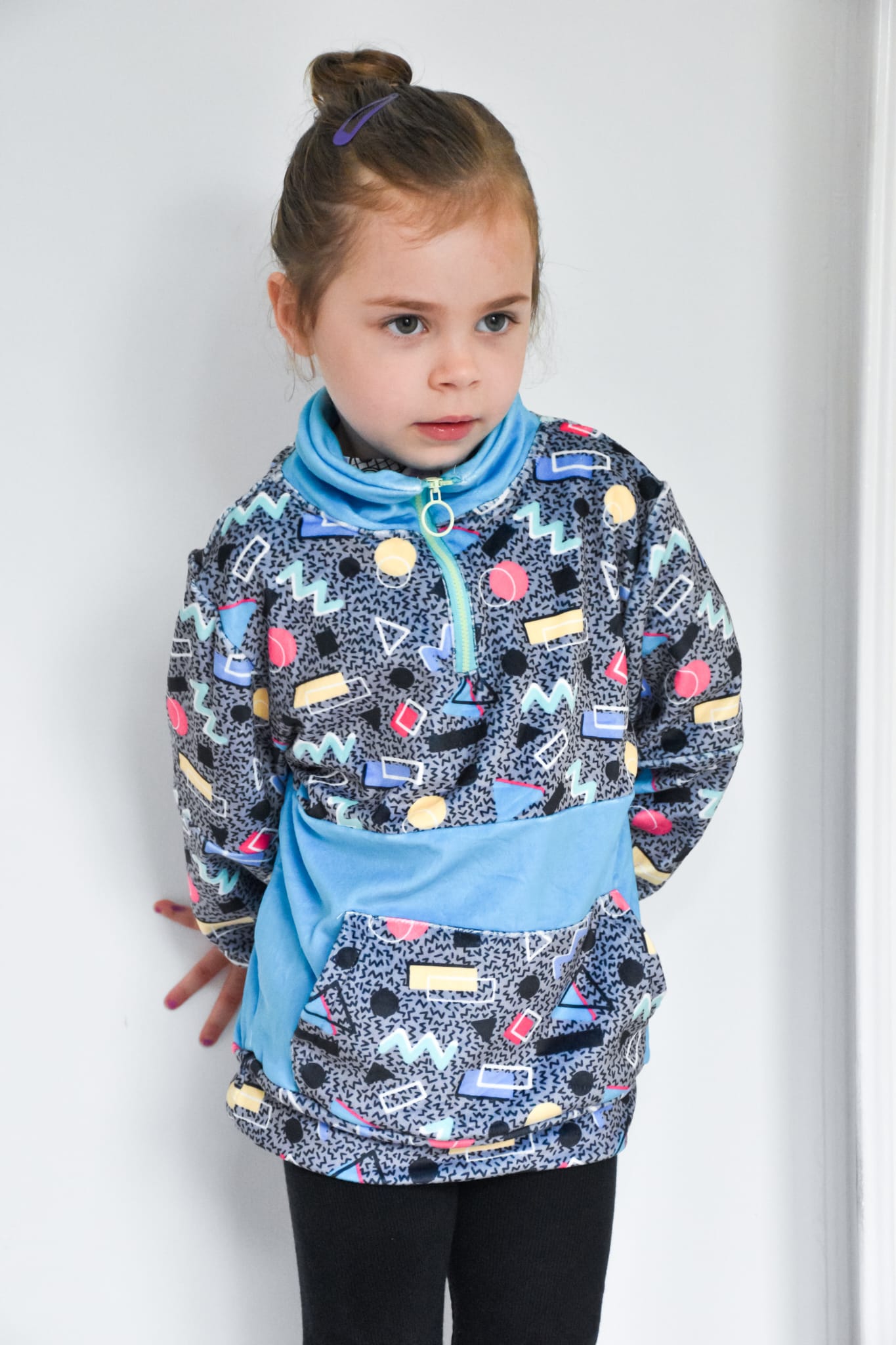 Retro Grey 80s Fleece Hoodie for Kids – Colorful Geometric Print Pullover