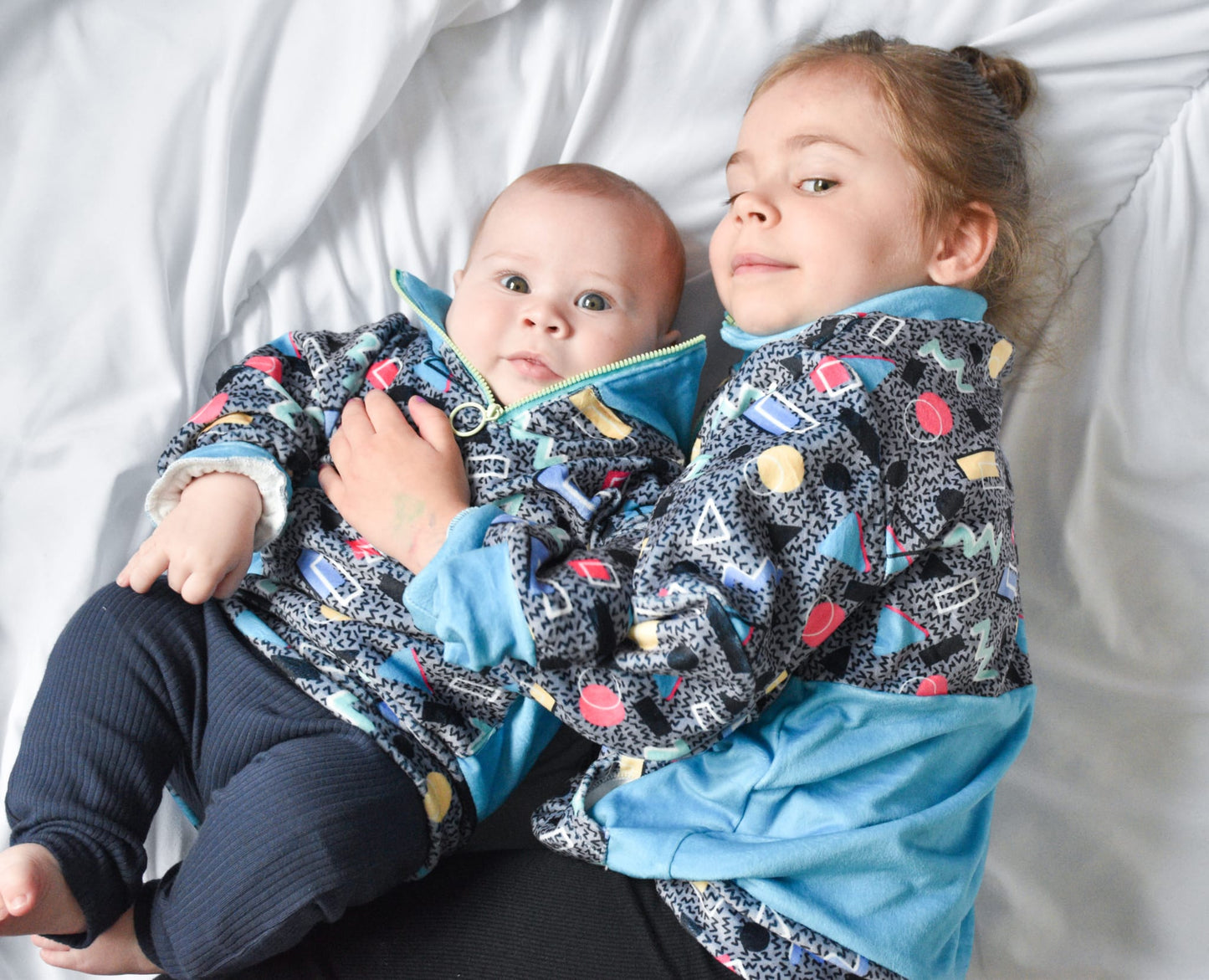 Retro Grey 80s Fleece Hoodie for Kids – Colorful Geometric Print Pullover