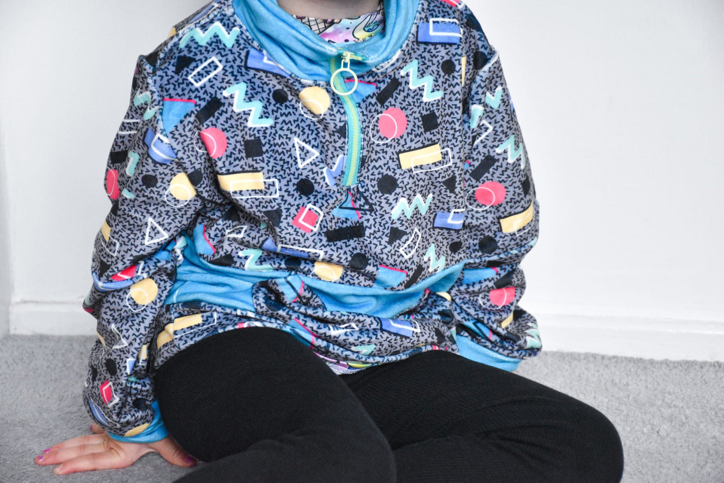 Retro Grey 80s Fleece Hoodie for Kids – Colorful Geometric Print Pullover