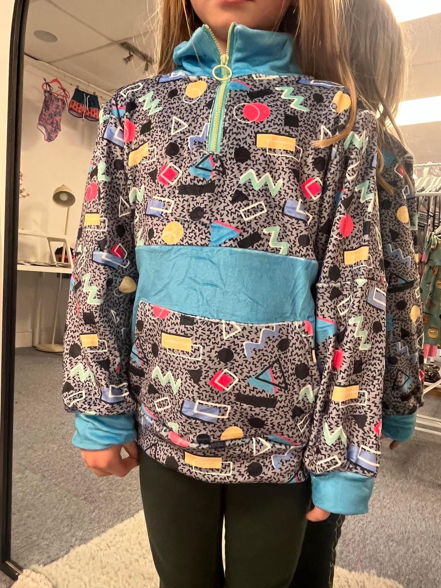 Retro Grey 80s Fleece Hoodie for Kids – Colorful Geometric Print Pullover
