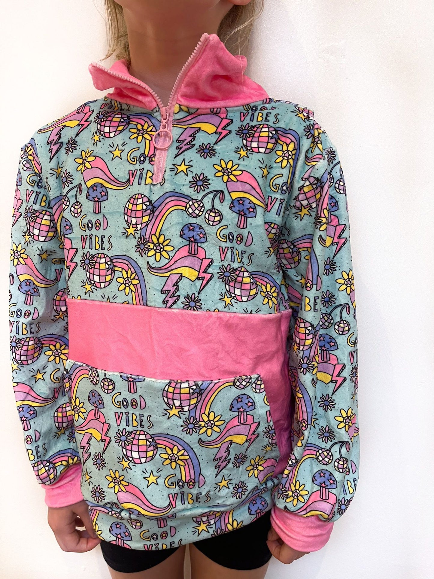 Kids “Good Vibes” Retro Fleece Pullover – Half-Zip Hoodie with Rainbows & Disco Print