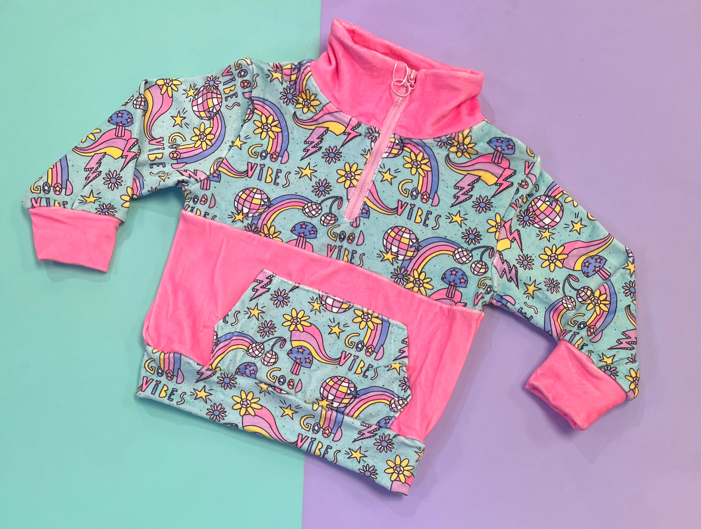 Kids “Good Vibes” Retro Fleece Pullover – Half-Zip Hoodie with Rainbows & Disco Print