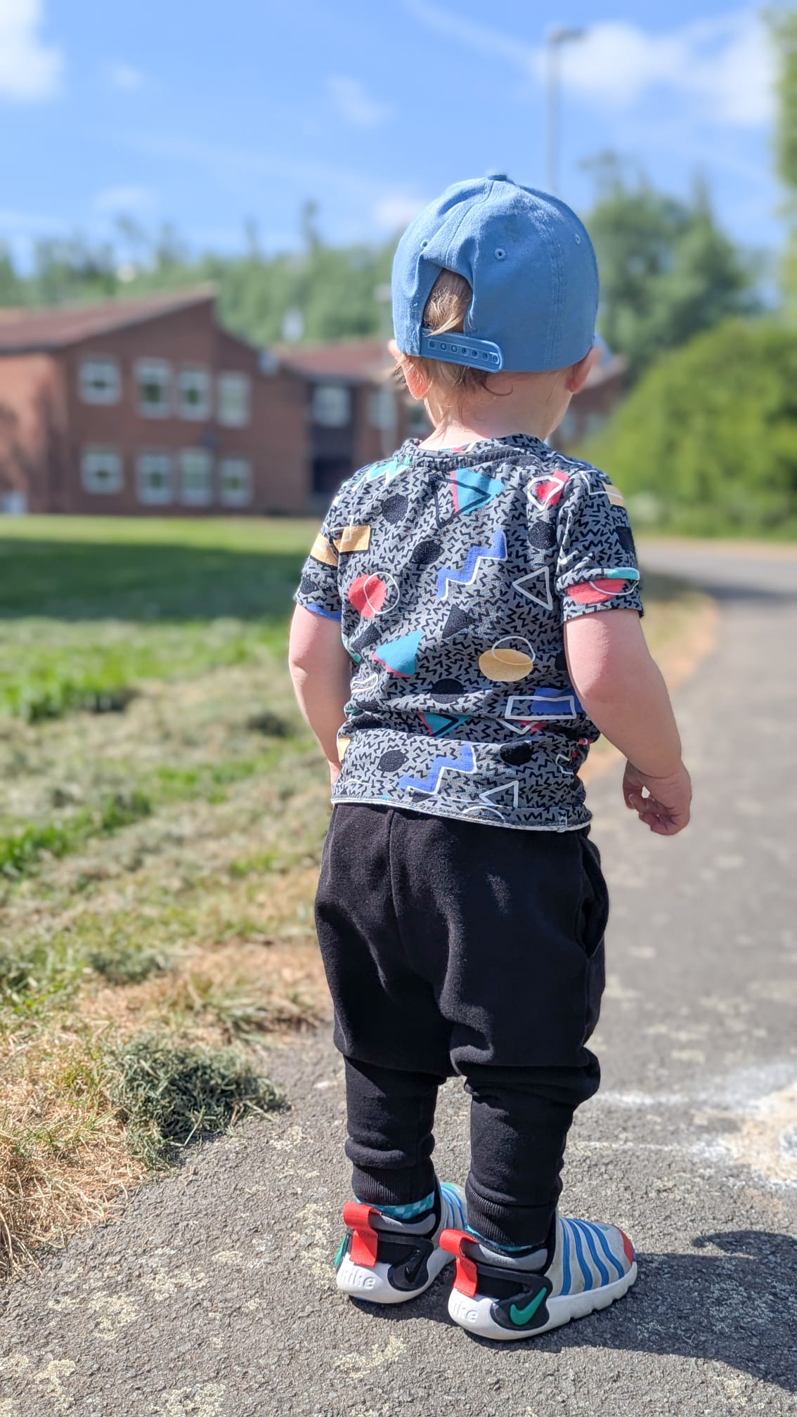 Pre Made Grey Retro 80s Graphic Kids T-Shirt – Colorful Geometric Print